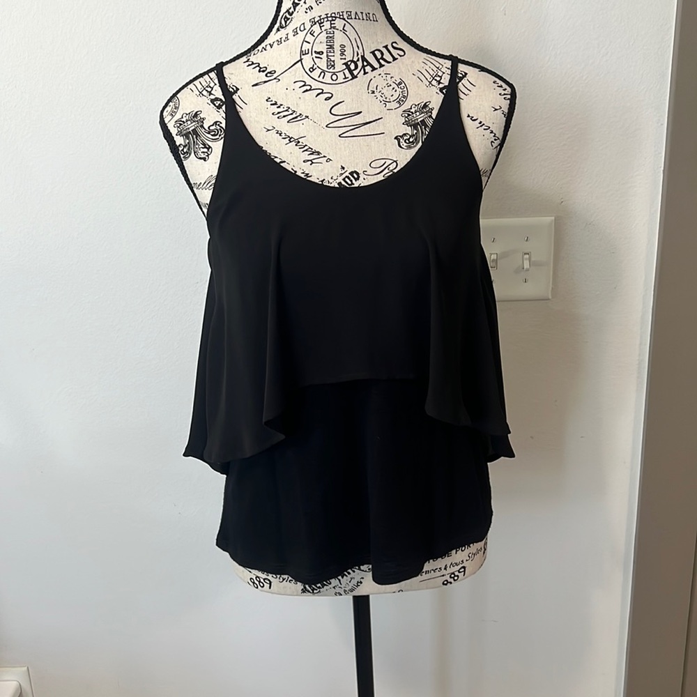 Black cute camisole top. Practically brand new ‼️